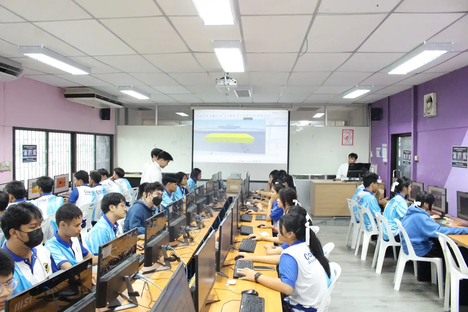 บรรยากาศห้องอบรม ผู้เรียนฝึกสร้างเกมที่โต๊ะคอมพิวเตอร์ ณ โรงเรียนศรีบุณยานนท์