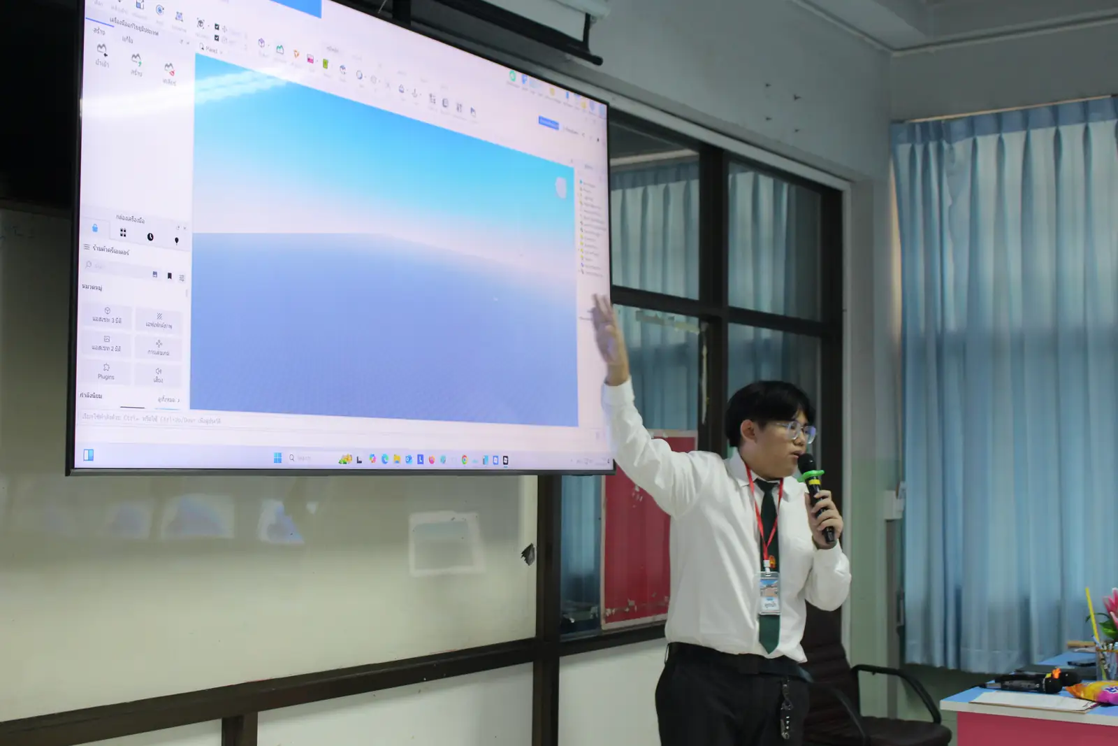 วิทยากรสาธิตเครื่องมือ Roblox Studio ผ่านจอหน้าห้อง ณ โรงเรียนเตรียมอุดมศึกษาพัฒนาการ นนทบุรี