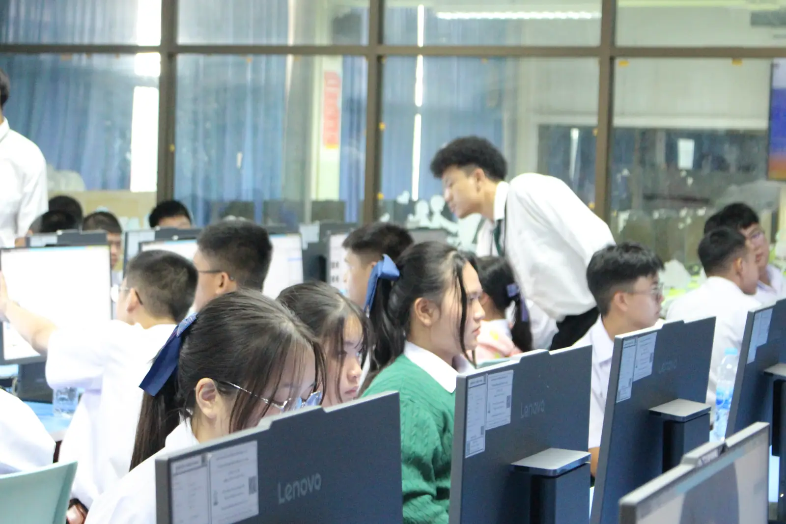 ผู้เรียนทำงานหน้าเครื่องคอมพิวเตอร์ โดยมีวิทยากรคอยแนะนำ ณ โรงเรียนเตรียมอุดมศึกษาพัฒนาการ นนทบุรี