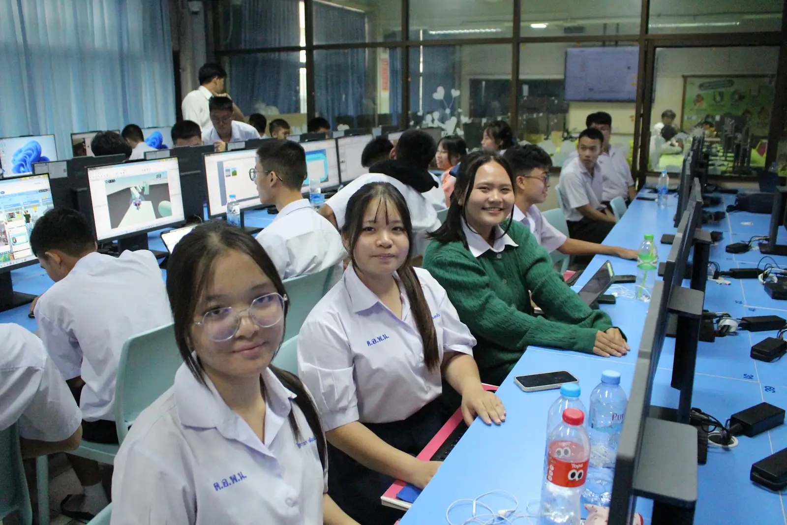 ผู้เข้าร่วมแบ่งปันบรรยากาศระหว่างการอบรมที่โต๊ะคอมพิวเตอร์ ณ โรงเรียนเตรียมอุดมศึกษาพัฒนาการ นนทบุรี